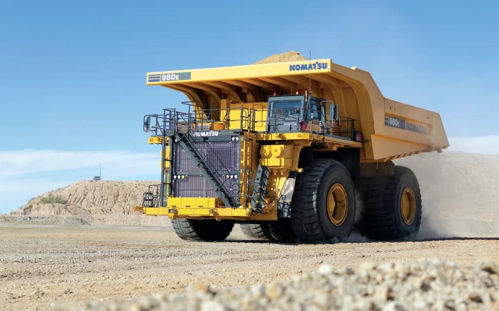Camión minero Komatsu 930E en operación